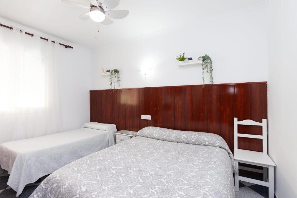 Hostal Restaurante La Giralda 로타 외부 사진